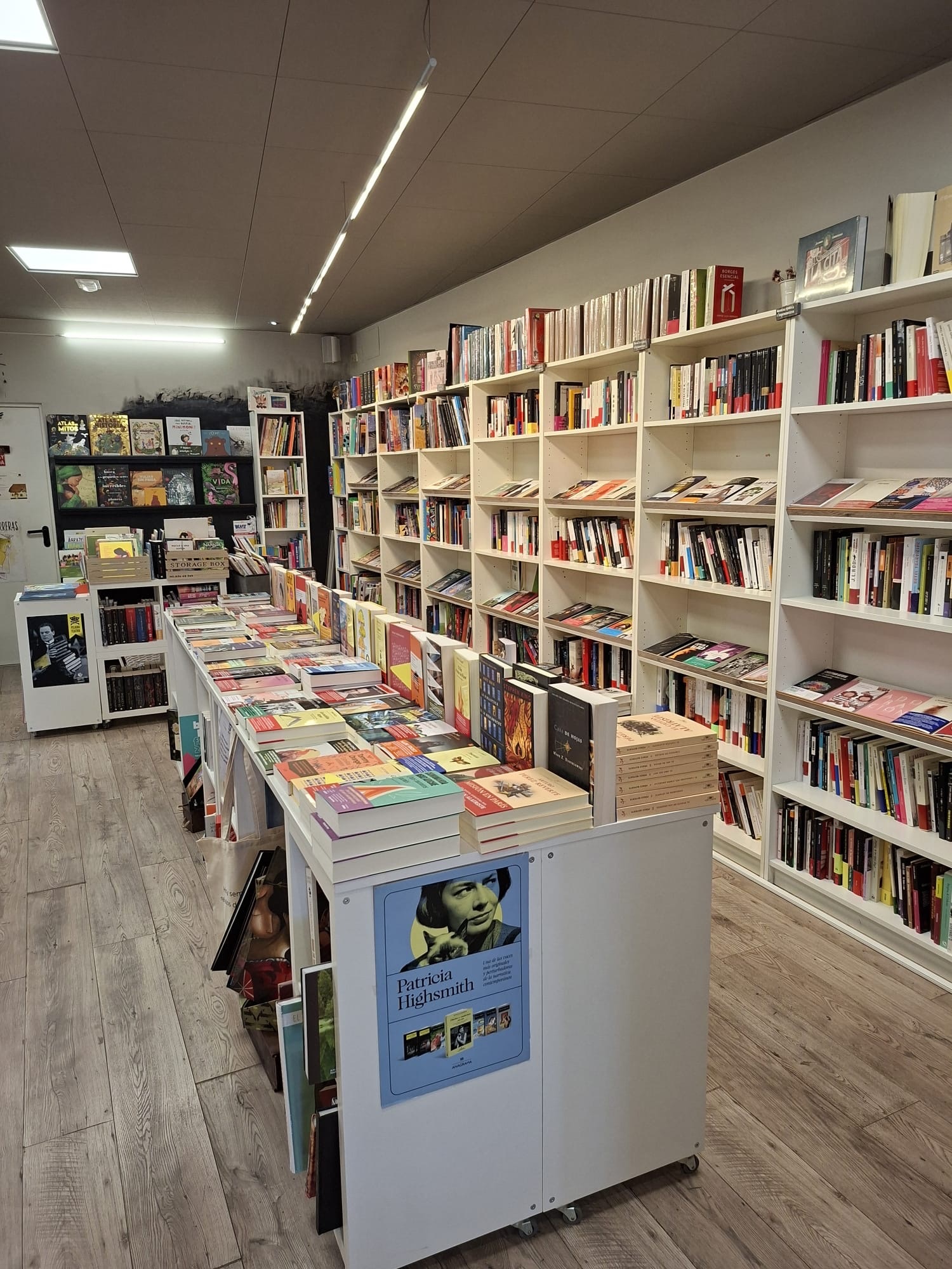 Intempestivos: libreros contra la mala decadencia