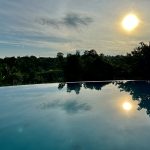 El agua, la piscinita y la madre que los parió