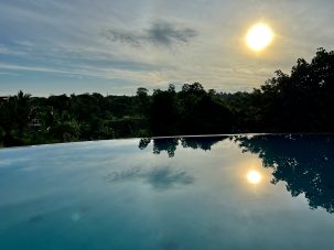 El agua, la piscinita y la madre que los parió