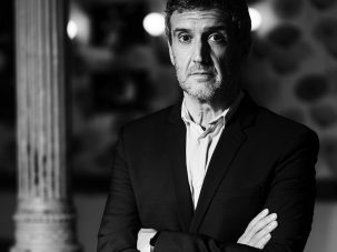 Cien periodistas frente a los tiempos oscuros