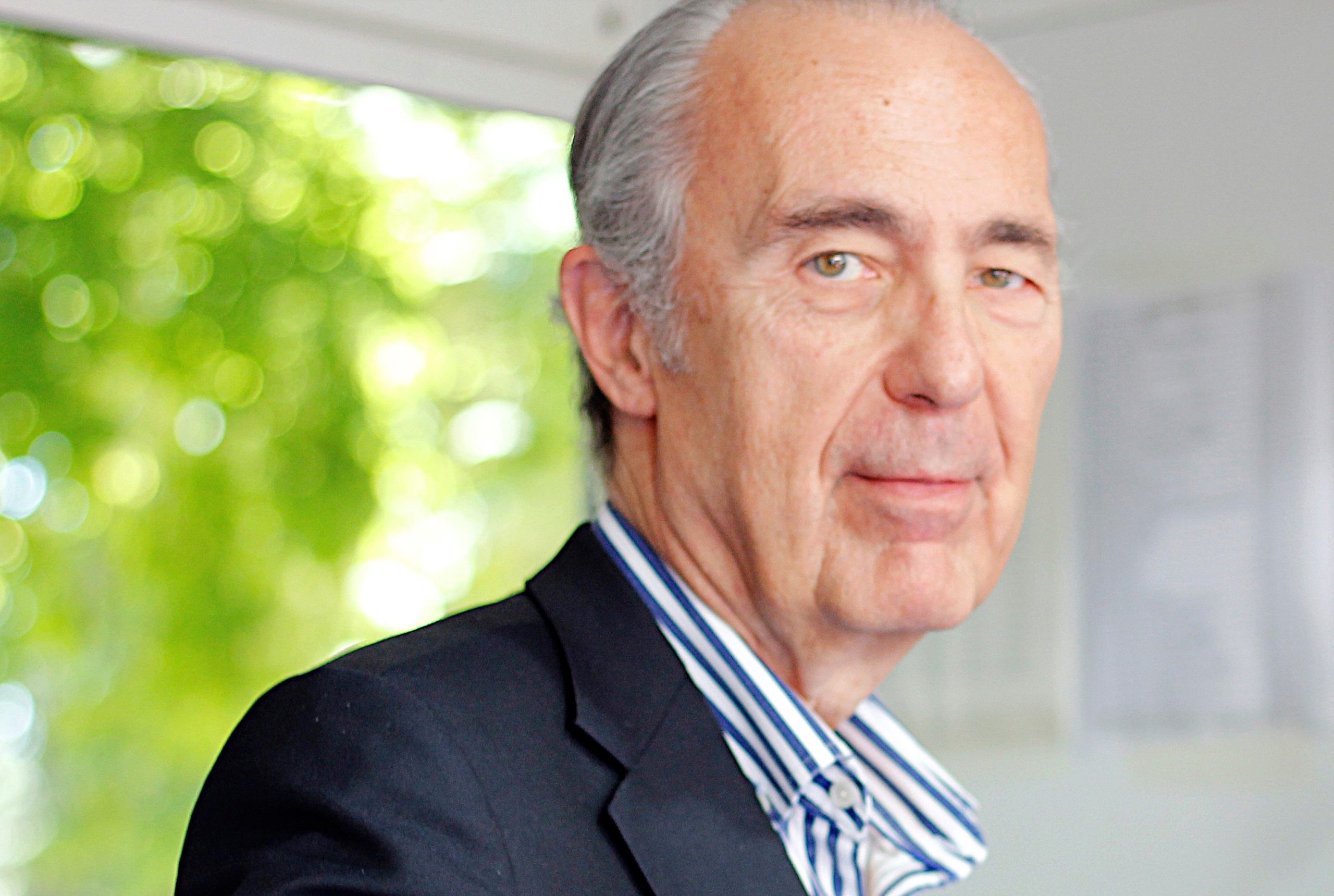 Luis Alberto de Cuenca gana el Premio José Luis Sampedro 2025