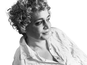 Arundhati Roy: “Hay una tendencia a culpar de todo lo que te sucede en tu vida adulta a tu madre”