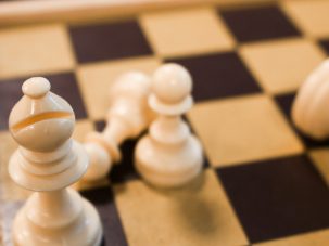 El Alfil de Rey debe morir