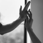 Existir no duele tanto cuando alguien camina contigo