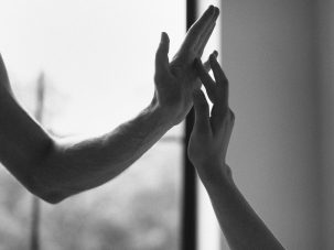 Existir no duele tanto cuando alguien camina contigo