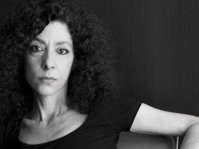 Frutos extraños, una antología de 25 años de crónicas y artículos de Leila Guerriero