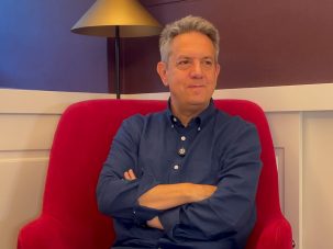 Santiago Bernabéu, un libro de historia sobre fondo de césped