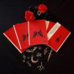 Mucha seda y terciopelo negro