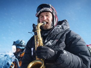 Fotografiarse tocando el saxofón en la punta del Everest