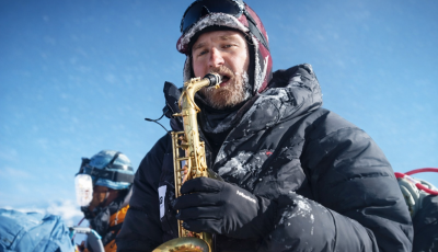 Fotografiarse tocando el saxofón en la punta del Everest