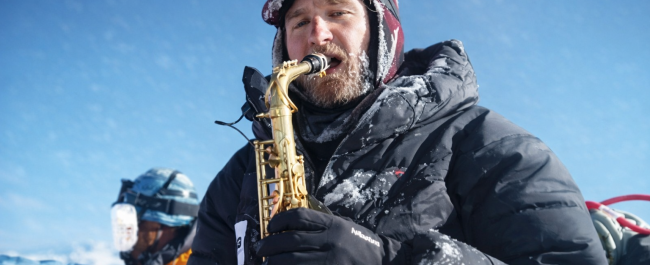 Fotografiarse tocando el saxofón en la punta del Everest