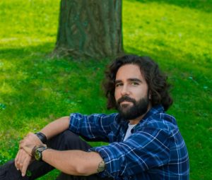 Los hombres con brazos de agua