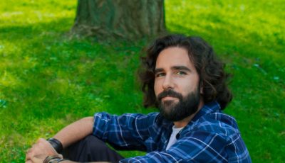 Los hombres con brazos de agua