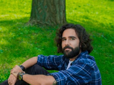 Los hombres con brazos de agua