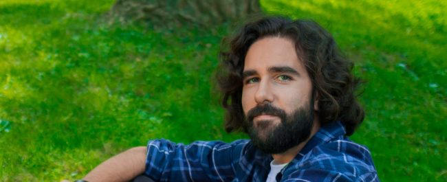 Los hombres con brazos de agua