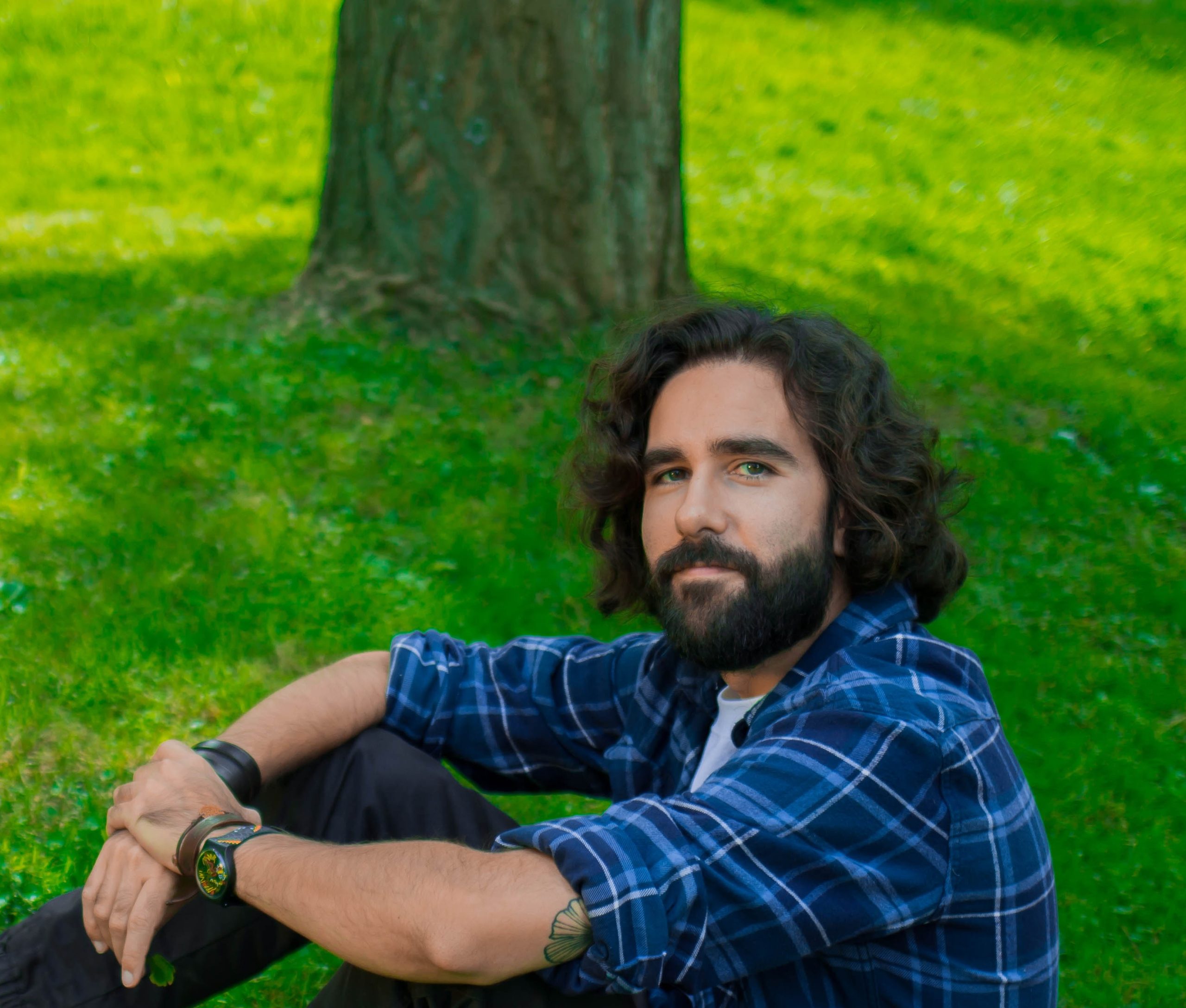 Los hombres con brazos de agua