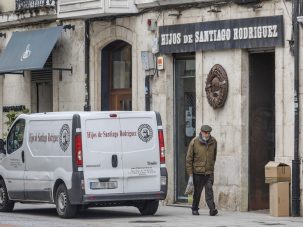 De Gellida a Gómez-Jurado, los escritores piden salvar la librería más antigua de España