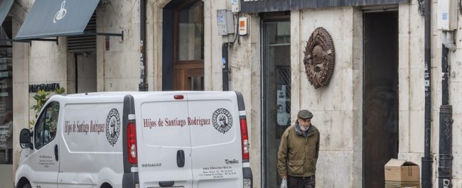 De Gellida a Gómez-Jurado, los escritores piden salvar la librería más antigua de España