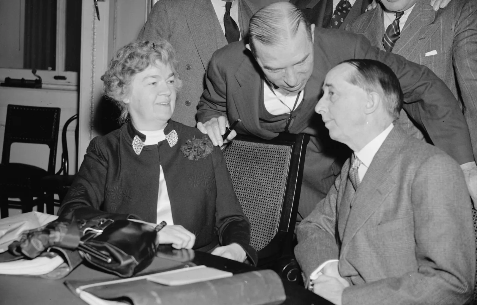 18 de mayo de 1936: El embajador italiano la lía