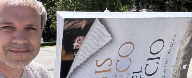 Bancos en forma de libros en Madrid (Diario de un viaje de novela, XI)