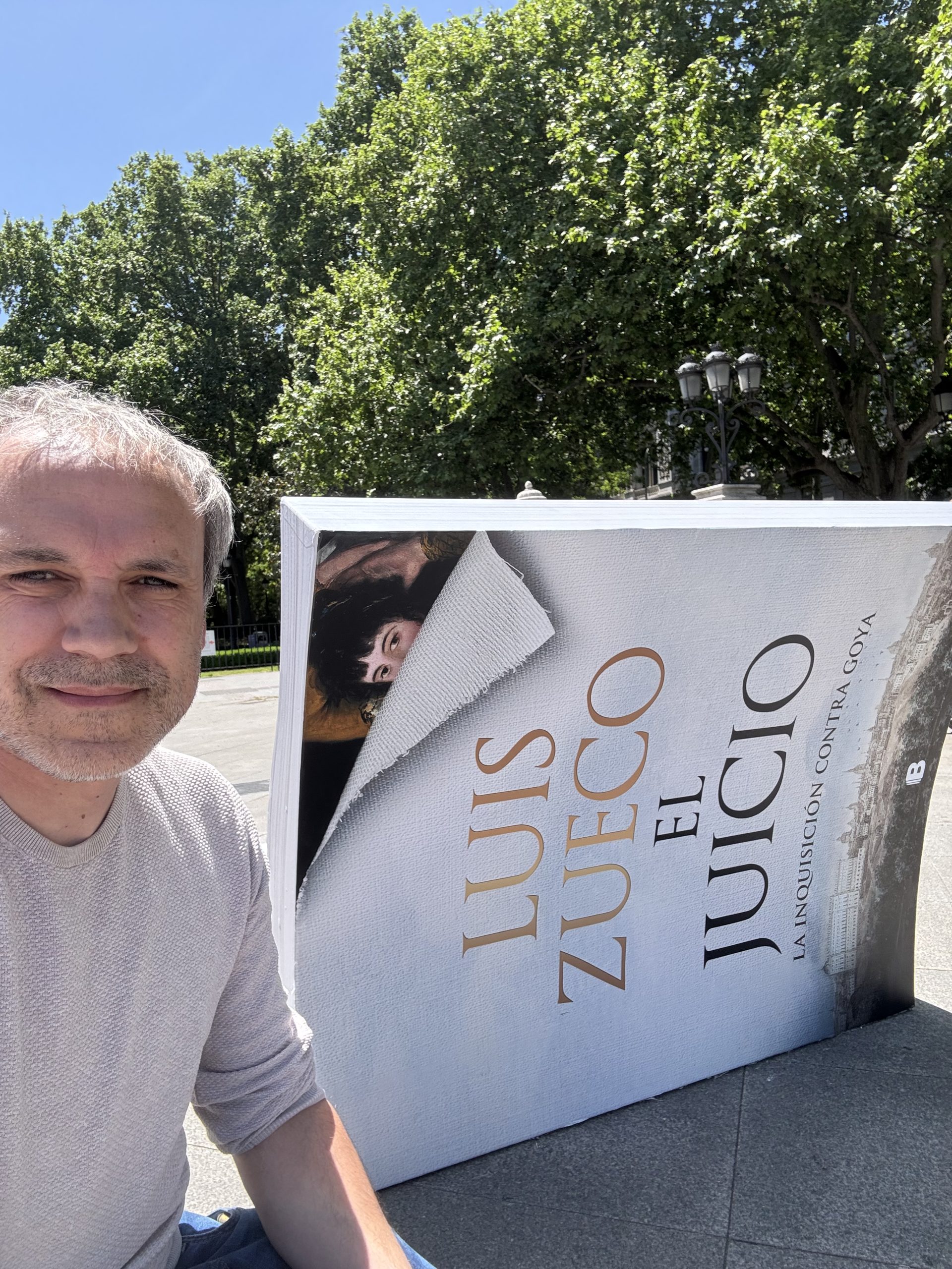 Bancos en forma de libros en Madrid (Diario de un viaje de novela, XI)