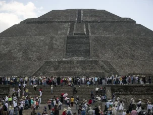 Muerte en la pirámide de la luna