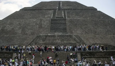 Muerte en la pirámide de la luna