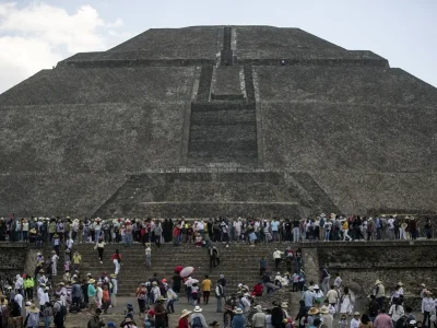 Muerte en la pirámide de la luna