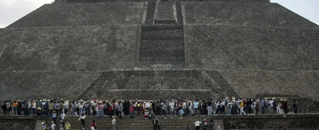 Muerte en la pirámide de la luna