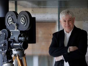 Jonathan Coe: “El humor se ha convertido en herramienta de guerra”