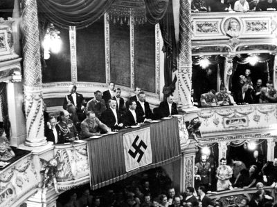 25 de julio de 1936: Hitler saliendo de la ópera