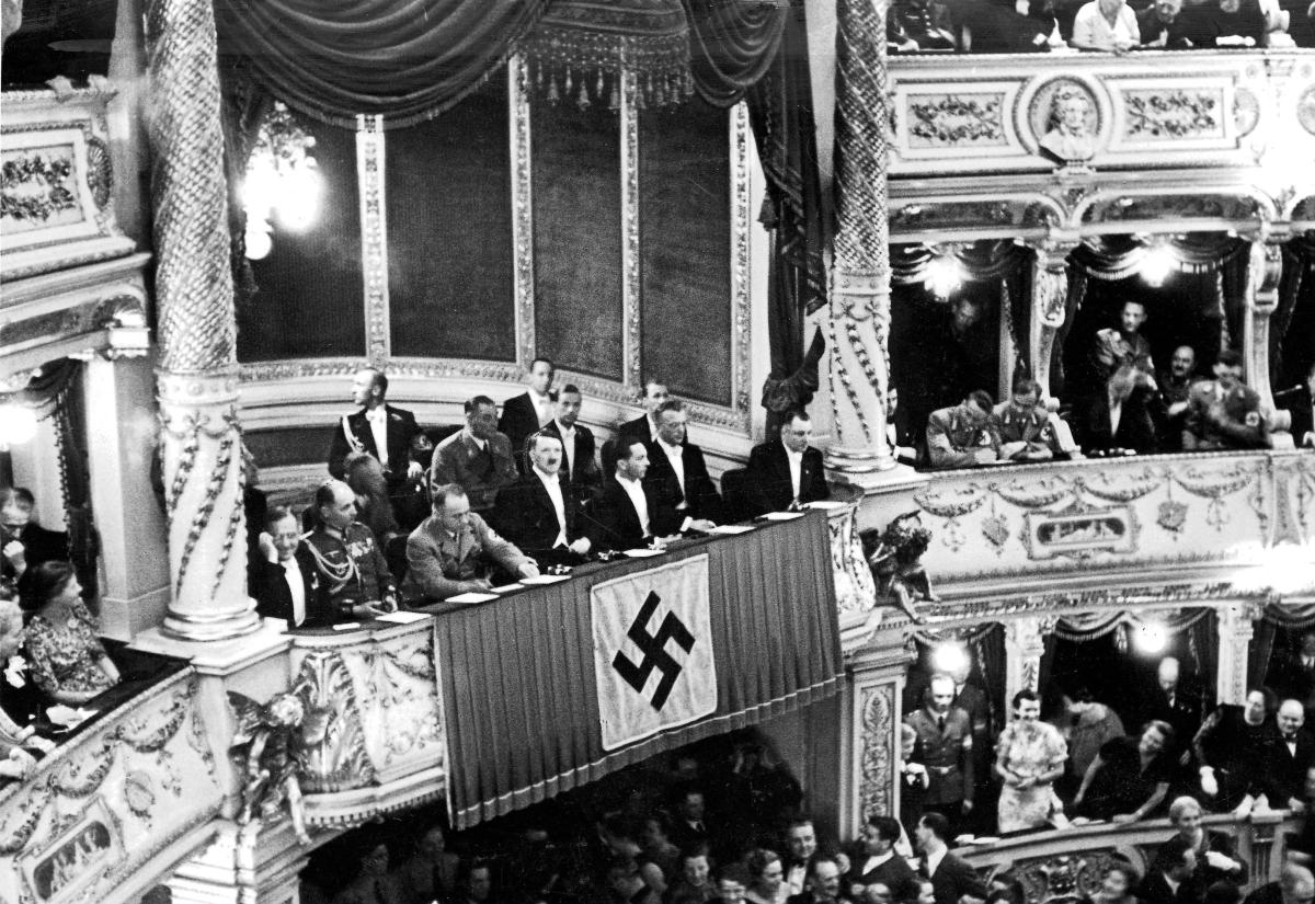 25 de julio de 1936: Hitler saliendo de la ópera