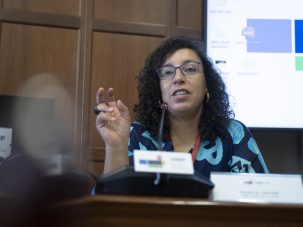 Najat El Hachmi: “No se considera un problema que haya niñas discriminadas y eso es racismo”