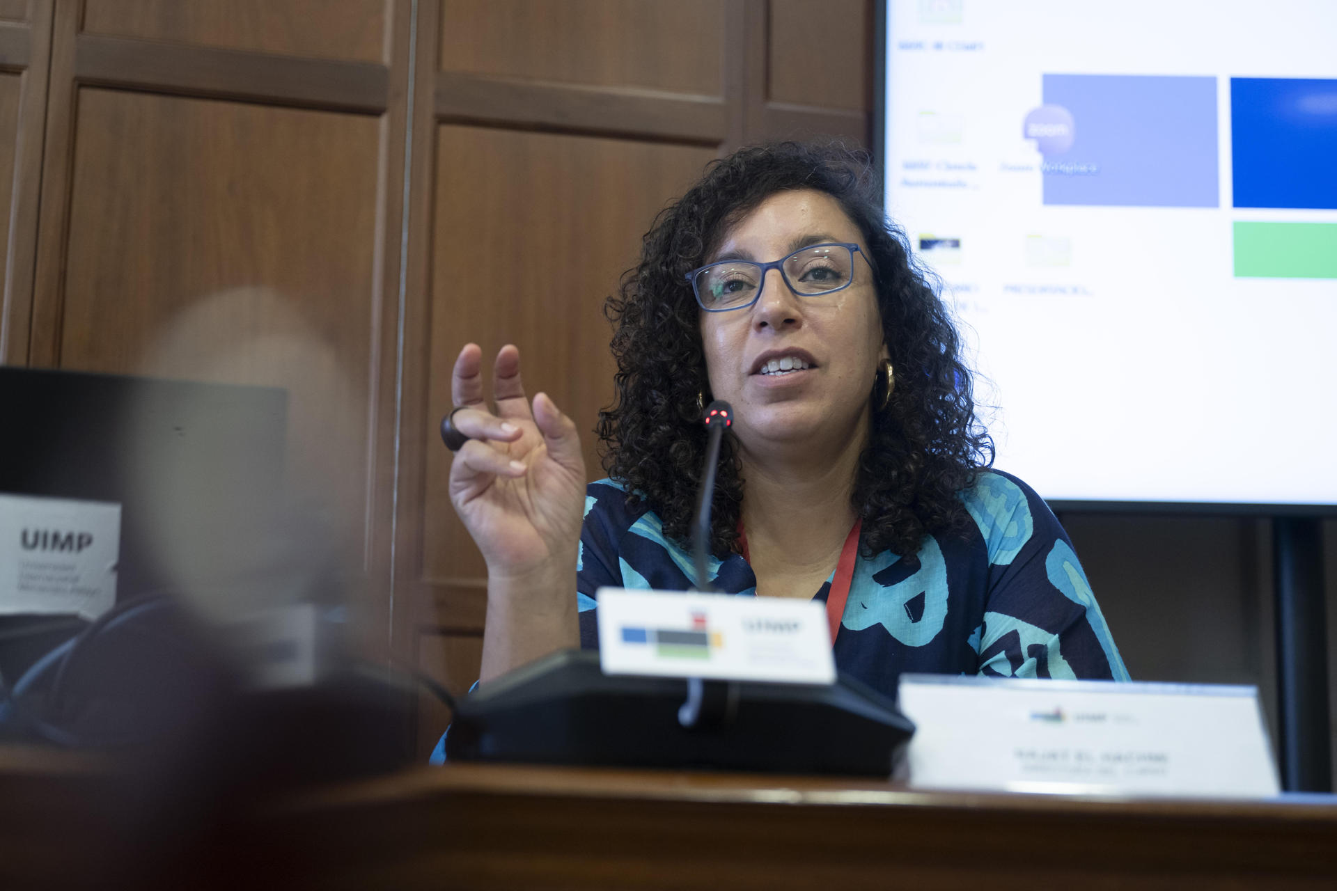 Najat El Hachmi: “No se considera un problema que haya niñas discriminadas y eso es racismo”
