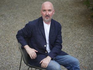 Douglas Stuart: “Cuando perteneces a la clase trabajadora y estás en un entorno muy limitado, es muy difícil encontrarte a ti mismo”