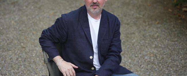 Douglas Stuart: “Cuando perteneces a la clase trabajadora y estás en un entorno muy limitado, es muy difícil encontrarte a ti mismo”