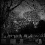 En el cementerio, “en el dormitorio”