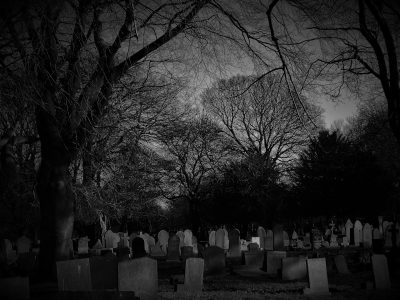 En el cementerio, “en el dormitorio”
