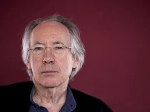 Ian McEwan: “Hará falta que pase una catástrofe para que los humanos reaccionen con la IA”