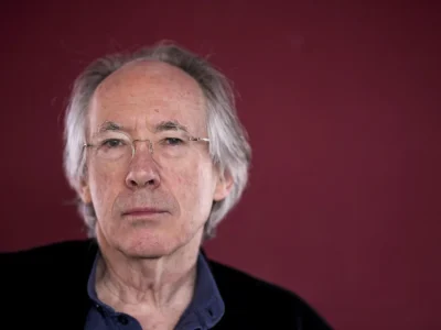 Ian McEwan: “Hará falta que pase una catástrofe para que los humanos reaccionen con la IA”