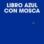 Libro azul con mosca