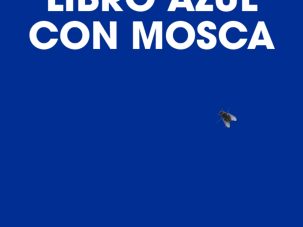 Libro azul con mosca
