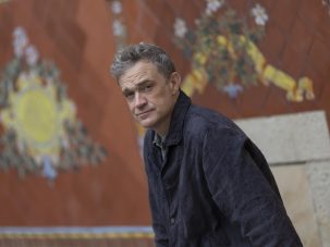 Patrick Radden Keefe: “Hay un tipo de estafadores que llegan a lo más alto del poder y definen nuestra era”