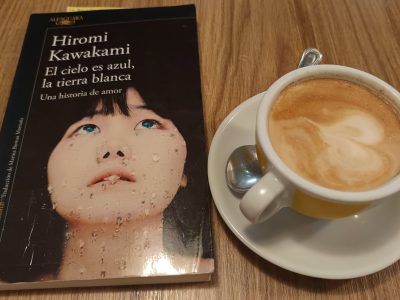 El cielo es azul, la tierra blanca, de Hiromi Kawakami