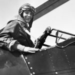 Amelia Earhart desaparece en el Pacífico durante su vuelta al mundo en avión