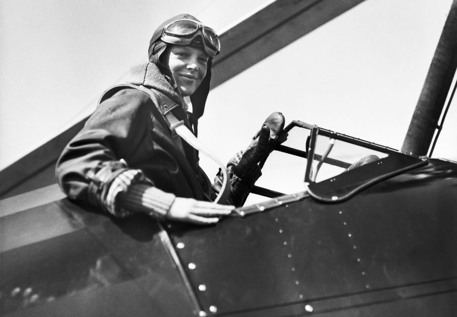 Amelia Earhart desaparece en el Pacífico durante su vuelta al mundo en avión