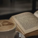 Una taza y un libro