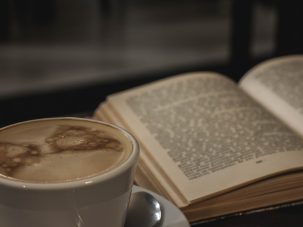 Una taza y un libro