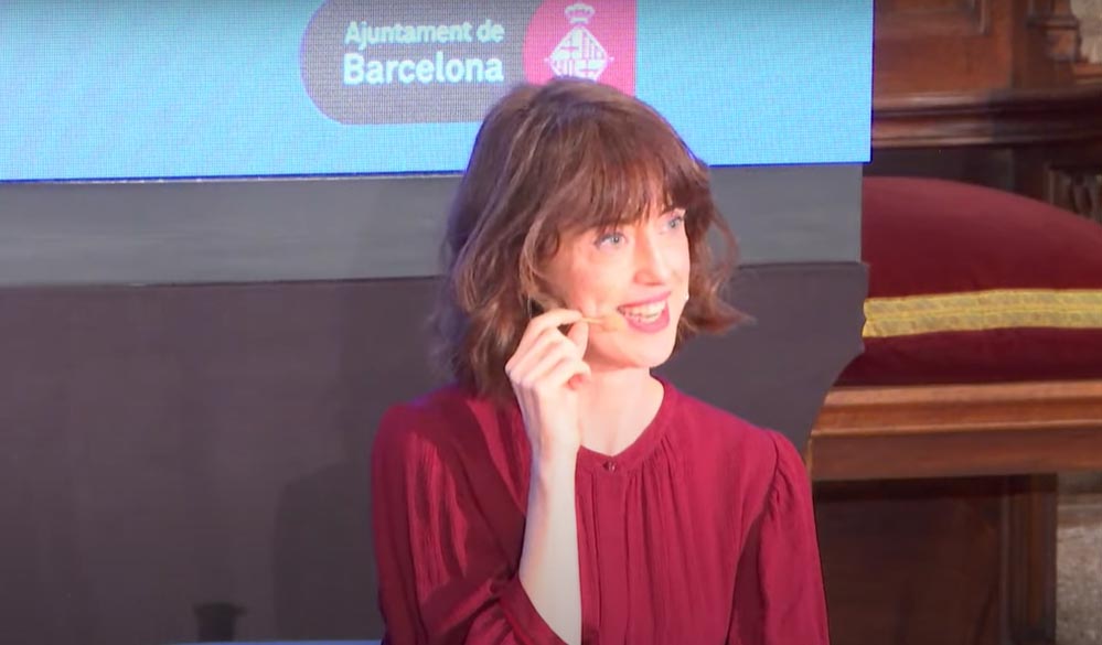 Irene Vallejo reivindica el Sant Jordi del reencuentro con «pétalos y libros»