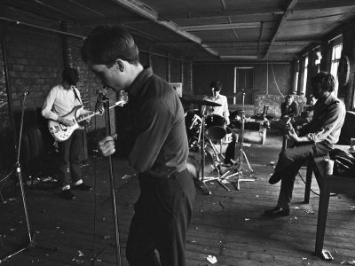 “Una luz abrasadora, el sol y todo lo demás”, la historia de Joy Division